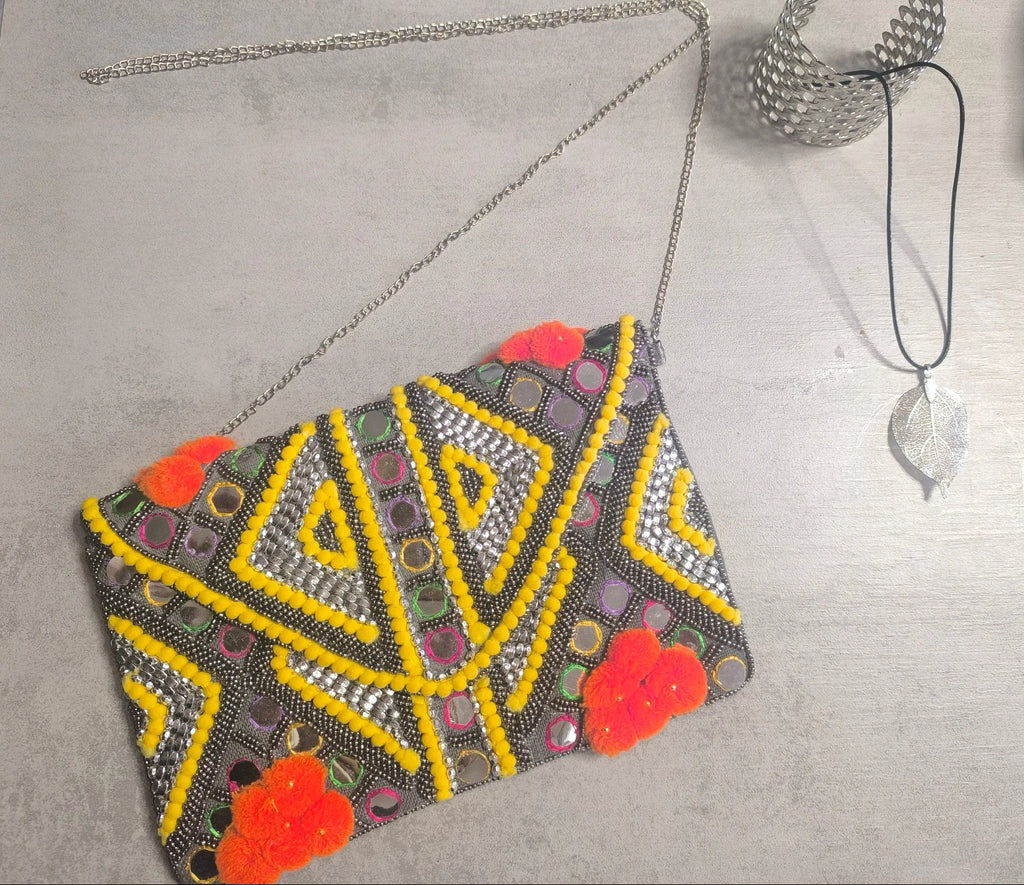 bolso tipo clutch de estilo boho/étnico