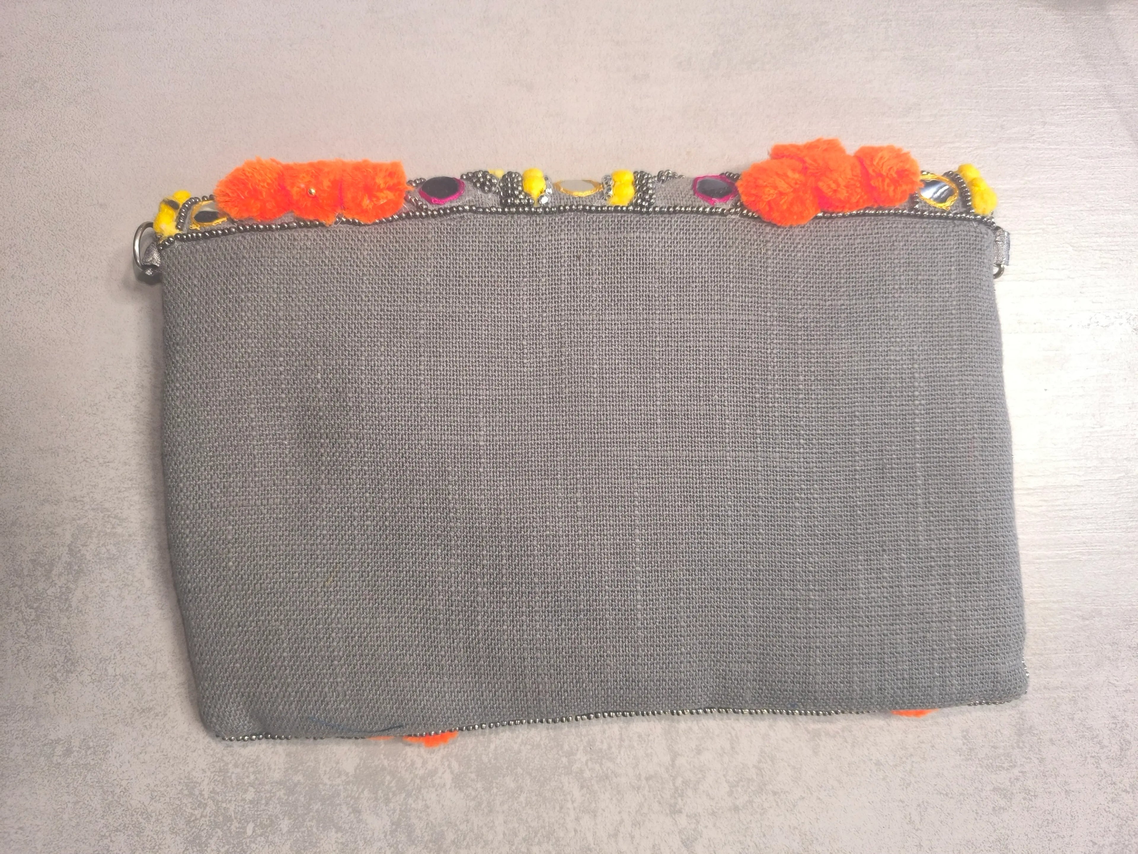 bolso tipo clutch de estilo boho/étnico