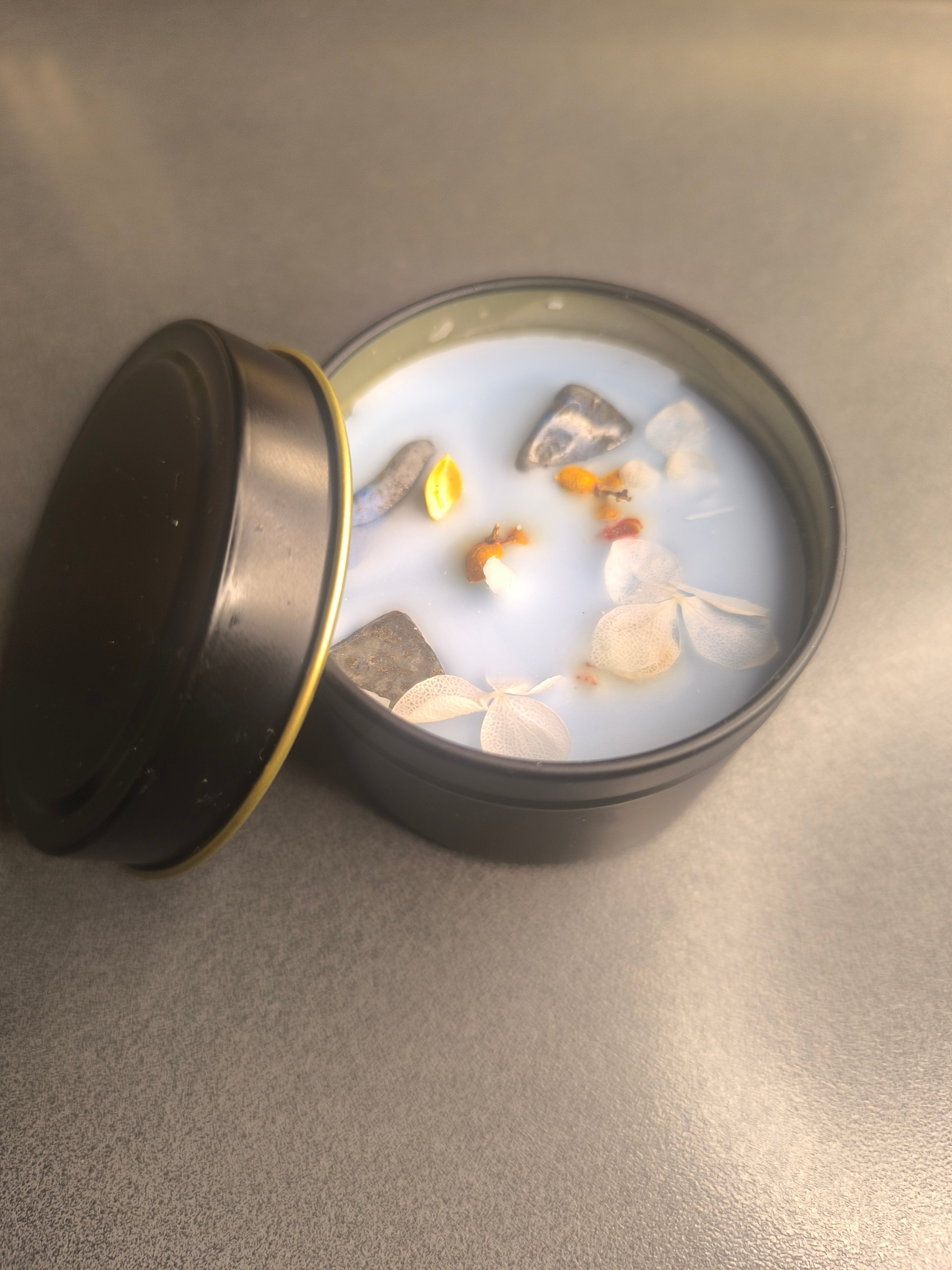 vela aromática con piedras sodalita y flores naturales