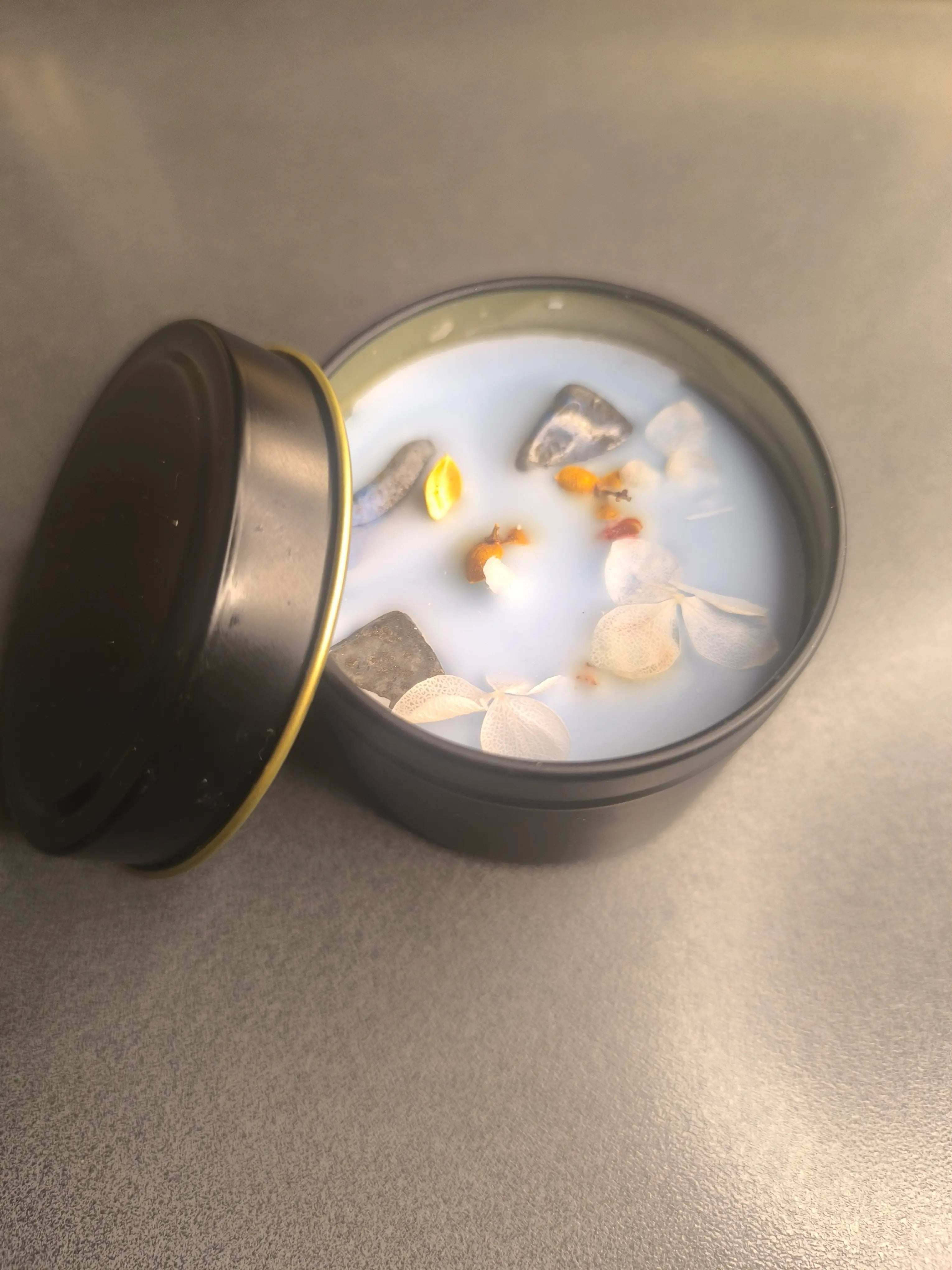 vela aromática con piedras sodalita y flores naturales